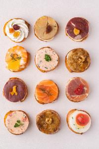 Plateaux assortiment canapés